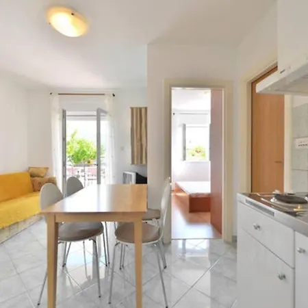 Josi - 150 M From Sea Apartment Vinisce