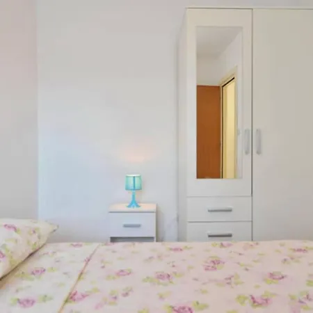 Josi - 150 M From Sea Apartment Vinisce