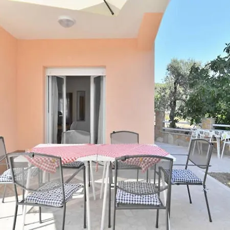 Josi - 150 M From Sea Apartment Vinisce